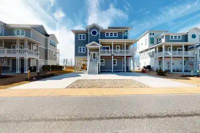 Image de Waterfront home with private pool & hot tub - in-home elevator & pool table