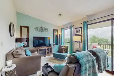 Golf-course condo with fast WiFi, shared pool, & hot tub - close to everything