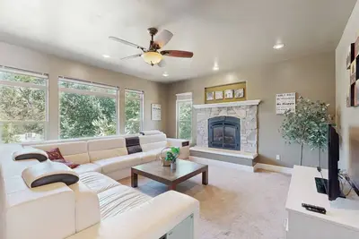 Image de Secluded, elegant home with large deck, pool, W/D & Ac - close drive to beach