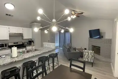 Image de Corporate Duplex #A - fully remodeled & Furnished