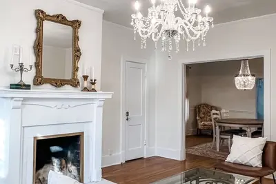Image de The Chandelier House of Midtown - Near It All!