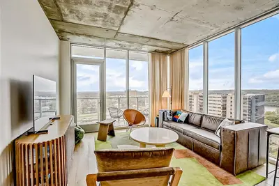 Image de Natiivo corner condo with scenic lake-view balcony - rooftop pool & gym