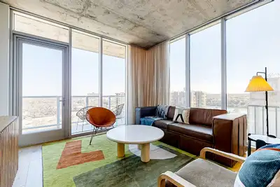 Image de 13th floor corner condo, lake-view balcony, rooftop pool & gym, dog-friendly