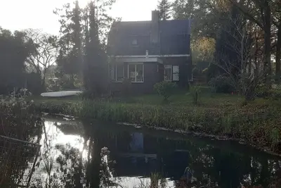 Ruime vrijstaande karakteristieke gezinswoning, direct aan het water
