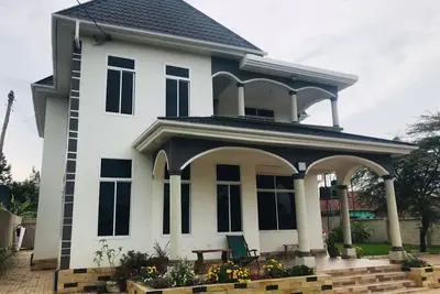 Image de Cozy 4 Bedroom House with a Beautiful Garden