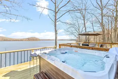 Image de Lake front with private dock & boat ramp