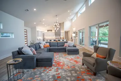 Image de Modern Luxury on Cedar Creek Lake, Private Pool!