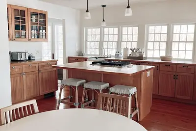 Image de All the coastal vibes of Nantucket & 600 ft of shoreline on Lake Ossawinnamakee