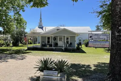 Image de Enjoy Crawfordville at the Courtyard’s Pelican Cottage.