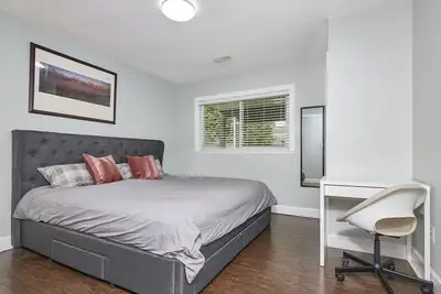 Image de Executive 2 bed 1 bath Spacious & Centrally Located suite.