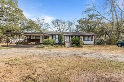 Image de Spacious Farmhouse Ranch Near Mobile!