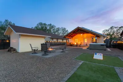 Image de Walking distance from downtown - Close to local Lakes - Large backyard - Hot Tub