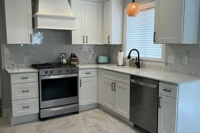 Image de Newly renovated house blocks from hospital and restaurants.