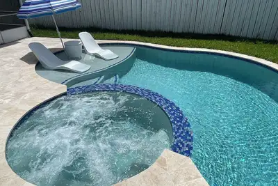 Image de 5 Min walking to the beach Luxury pool and Jacuzzi perfect for 8 persons