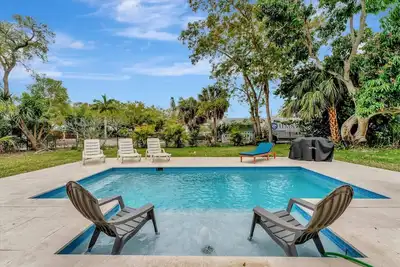 Image de Escape to Tropical Paradise: Heated Private Pool, Spacious 4br Home, Minutes to Beaches & Dining!