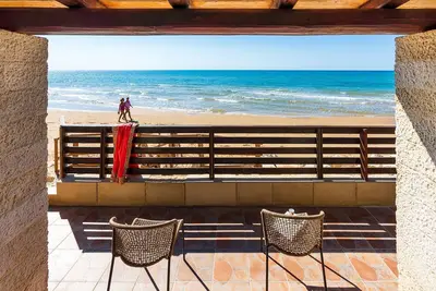 Image de Beautiful Modern Villa directly on the beach