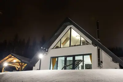 Image de Maison de montagne confortable avec vue imprenable et bain Ă remous