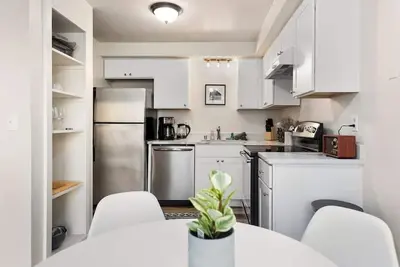 Image de Stylish Eastside Tacoma full remodel