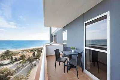 Image de Studio \"Estúdio Vista Mar Atlântico\", avec vue mer, piscine et Wi-Fi.