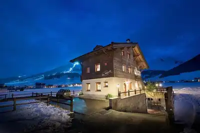 Appartement 'Chalet La Marinella' avec vue sur les montagnes, jardin partagé et Wi-Fi