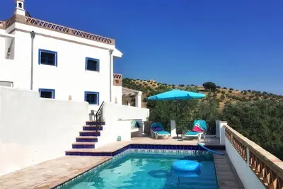 Image de Villa \"Algarrobo Azul\", avec vue mer, piscine, jardin, climatisation et Wi-Fi. Animaux admis.