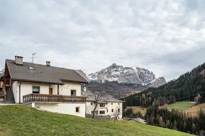 Appartement de vacances 'Ciasa Alfred' avec vue sur les montagnes, Wi-Fi et balcon