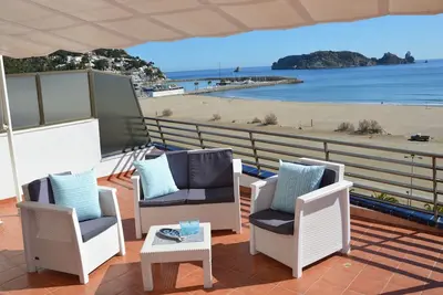 Image de Appartement de vacances 'Catalonia Atico' près de la plage avec terrasse et climatisation.