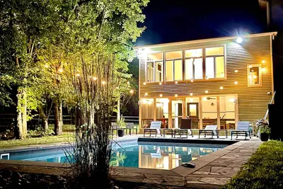 Image de Luxury School House Retreat With Sauna & Pool- 1hr from Nyc