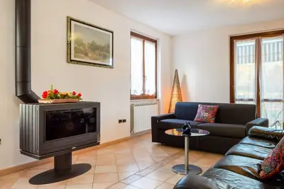Image de Bright and very spacious apartment, which in 165 sqm accommodates 8 people with great comfort, having three bedrooms and two bathrooms. The flat is located in a villa and has access to the garden with an equipped patio and gazebo, shared with the other a