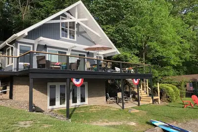 Image de Cozy waterfront home with modern amenities!