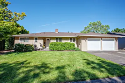 Image de Newly renovated, near the U of O and Hayward field. Garage space available.