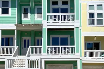 Image de The Sea Glass Castle - Family Friendly Townhome Close to Beach