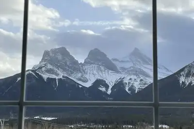 Image de Cozy 1 bedroom apartment in Canmore Rockies. 3 sister view from bedroom window