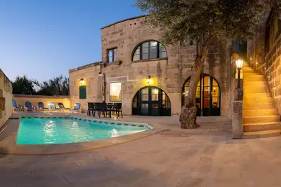 Image de A Romantic Converted farmhouse w/ private pool & Jacuzzi bath. \n5mins. toBELLS sch