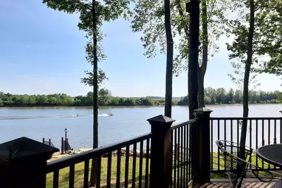 Image de Gorgeous River Cabin King Beds Hot Tub Kayaks Fire Pit.