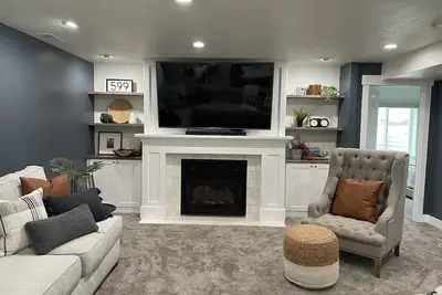 Image de Newly Finished Walk-out basement in the perfect location!