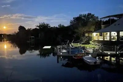 Image de Whole Campus  on Lake Godstone