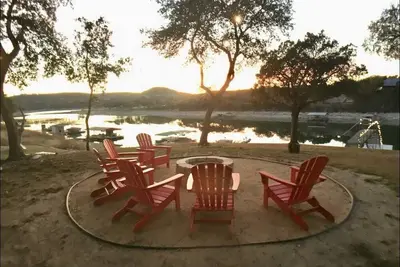 Image de Beautiful Cozy Lake Front Home with Private Dock