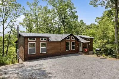 Image de Mountain Angel is a brand New 2 bed/1 bath cabin nestled in the Sky Harbor community.