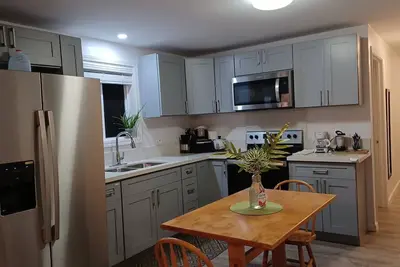 Image de \"Bright, Cozy & Lovely home\" Newly Renovated. . . & close to the Beach