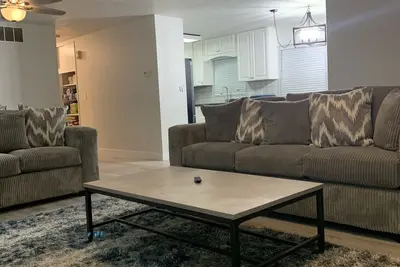 Image de Our little Gem, remodeled and new everything. Close to down town.