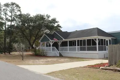 Image de Family fun - 4 min drive to beach & walking distance to amenities! Dog friendly!