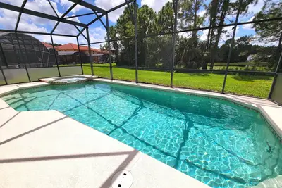 Image de Fabulous 4 bed overlooking water and conservation with south facing pool area
