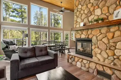 Image de Tree Tops Chalet - Private Hot Tub & Massage Chair