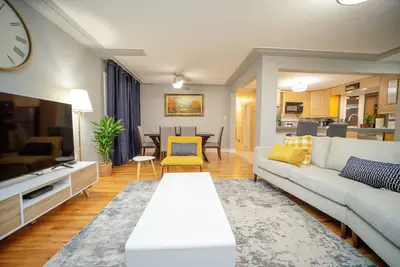 Image de Cozy 3 Bedroom Contemporary Home With Free Parking