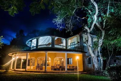 Image de w/jacuzzi and beautiful garden view- 10 minutes from the beach!