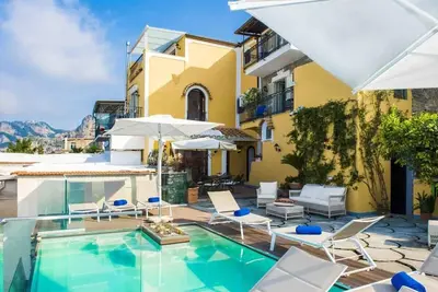 Image de Goddess Of Beauty Villa Where Land Meets Sky