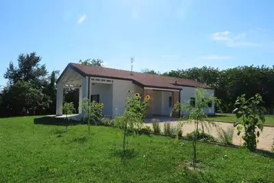 Image de Single house surrounded by greenery! Near Venice