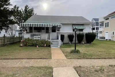 Image de New Listing - Steps to the Beach in A-Zone