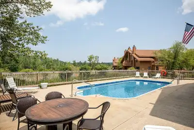 Image de Northern Michigan paradise! sleeps 7 King bed. Private association outdoor pool
